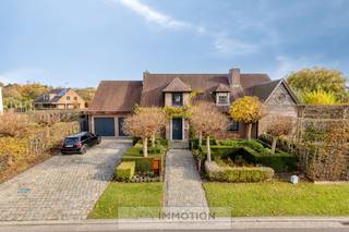 In een aangename en groene villawijk in Marke bevindt zich deze elegante villa. Gebouwd in 1995 en uitgebreid in 2003, staat ze op een perceel van 939 m² met een mooie en goed georiënteerde tuin.<br /><br />De woning combineert tijdloze architectuur met modern wooncomfort. Dankzij de conforme elektriciteit, 32 zonnepanelen met thuisbatterij, een blanco asbestattest en een sterk EPC woont u hier zorgeloos en energiezuinig.<br />Bij het binnenkomen ervaart u meteen een warme, huiselijke sfeer. De inkomhal leidt naar het bureau, gastentoilet, de gezellige leefruimte en de volledig ingerichte keuken.<br />Centraal in de woning liggen de eetkeuken en de uitnodigende leefruimtes, die allen uitgeven op de terrassen en tuin.<br />Een tweede lichtrijke leefruimte, met aparte inkom(hal) biedt tal van mogelijkheden — ideaal voor een vrij beroep of praktijk aan huis.<br />Op de verdieping bevinden zich zes ruime slaapkamers, twee badkamers en een handige berging.<br />De zolder, dubbele garage (met grote oprit) en koele berging maken het geheel compleet.<br />Buiten is het volop genieten: de tuin biedt privacy, speelruimte en verschillende hoekjes om te ontspannen in de zon.<br /><br />Bent u op zoek naar een ruime, energiezuinige en comfortabele woning in een residentiële buurt? Dan is dit uw kans. Hier voelt elke dag als thuiskomen!<br /><br />Contacteer Vincent op 0475 29 05 13 of via vincent@immotion.be voor meer informatie of om uw bezoek in te plannen.