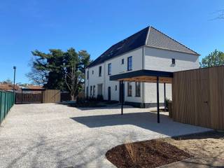 OPEN HUIS ZATERDAG 18 APRIL!! We naderen stilaan de afronding van de werken. Volgende week wordt de laatste hand gelegd aan de binnen- en buitenafwerking, en kijken we ernaar uit om u op zaterdag 18 april te mogen ontvangen in twee sfeervol afgewerkte woningen tijdens onze exclusieve opendeurdag.<br /><br />Ontdek de charme en het karakter van deze eigendom tijdens een persoonlijke rondleiding op afspraak. Schrijf u in via immo@neletassaert.be<br /><br />Via een private oprijlaan van maar liefst 35 meter bereikt u dit uitzonderlijke perceel met twee exclusieve nieuwbouwwoningen. Vanaf het eerste moment ervaart u hier een oase van rust, privacy en groen.<br />Alle bouwzorgen worden u volledig uit handen genomen: de woningen worden tot in de kleinste details afgewerkt met hoogwaardige en duurzame materialen. Buitengevels worden tevens gekalleid. Oprit, voortuin en terrassen worden aangelegd in een verfijnde combinatie van kleiklinkers, uitgewassen beton en Franse dolomiet. Omheind met deels zwarte ericamatten en mooie hagen. De woningen zijn volledig voorzien van ingewerkte inbouwspots. Enkel de schilderwerken laat u nog volledig naar eigen smaak uitvoeren.<br />Elke woning beschikt over individuele verwarming via een lucht/water-warmtepomp, met vloerverwarming op zowel het gelijkvloers als de eerste verdieping.<br /><br /><strong>Woning – Lot A: 729.000 euro (exclusief kosten zoals registratie, btw, enz...)<br /></strong><br />Gelegen op een perceel van 744 m², met eigen carport, tuinberging en fietsenberging.<br /><br />De woning verwelkomt u via een ruime inkomhal met apart gastentoilet en een tweede toegang tot de praktische berging/wasruimte, waar tevens de mogelijkheid bestaat om een koelcel te voorzien.<br /><br />De lichtrijke leefruimte omvat een volledig uitgeruste keuken en een gezellige leefruimte met grote glaspartijen die uitgeven op de zonnig georiënteerde tuin. Aansluitend bevindt zich een afzonderlijk bureel, stijlvol afgescheiden door een stalen deur. De volledige leefruimte is afgewerkt met hoogwaardig eiken parket.<br /><br />Op de eerste verdieping bevinden zich drie volwaardige slaapkamers, waarvan de master bedroom beschikt over een aanpalende dressingruimte. De ruime badkamer is uitgerust met een inloopdouche, ligbad en dubbele lavabo. Daarnaast is er een apart toilet in de nachthal.<br />Via een vaste eiken trap bereikt u de volledig geïsoleerde zolderverdieping, die eenvoudig kan worden ingericht tot bijkomende slaapkamers of multifunctionele ruimte.<br /><br />
<p><strong>Woning – Lot B: 699.000 euro (exclusief kosten zoals registratie, btw, enz...)</strong></p>
<p>Gelegen op een perceel van 676 m², met eigen carport, tuinberging en fietsenberging.</p>
<p>Deze woning beschikt over een inkomhal met apart toilet en een bijzonder ruime berging/wasplaats, met mogelijkheid tot het installeren van een koelcel en een douchecel.</p>
<p>De riante leefruimte bestaat uit een volledig ingerichte keuken en een aangename leefruimte met grote raampartijen die zorgen voor een overvloed aan natuurlijk licht en een directe verbinding met de zongerichte tuin. Ook hier is een afzonderlijk bureel voorzien, afgescheiden door een elegante stalen deur. De afwerking gebeurt volledig in eiken parket.</p>
<p>De eerste verdieping telt drie ruime slaapkamers en een royale badkamer met inloopdouche, ligbad en dubbele lavabo. Een apart toilet bevindt zich in de nachthal.</p>
<p>De vaste eiken trap leidt naar de volledig geïsoleerde zolderverdieping, waar zonder moeite extra slaapkamers of een hobbyruimte kunnen worden gecreëerd.</p>
<br />Dit worden twee pareltjes om U tegen te zeggen .....