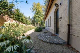 VERKOOP ONDER REGISTRATIE - VERNIEUWBOUW!: In 2025 afgewerkte en geheel vernieuwbouwde uiterst energiezuinige (EPC:77) hoeve met 3 tot evt. 4 slaapkamers, 2 badkamers en fantastische look and feel. Gelegen op een erg gegeerde rustige locatie op grens Sint-Antonius/Schilde met alle faciliteiten in directe omgeving en dit op een volledig aangelegd en mooi georiënteerd perceel van 2353m². Unieke woonst op toplocatie met hoogwaardig en unieke afwerking (natuursteen, parket, eikfineer, Oud Boomse pannen, quasi overal maatwerk...).<br /><br />INDELING: Inkomhal met gastentoilet en vestiairegedeelte - Vooraan ruime bureauruimte met mooie lichtinval - Leefruimte met veel maatwerk en voorzien van prachtige lichtinval alsook zicht op de zuidelijk georiënteerde tuin met vervolgens cosy zithoek - Naadloos aan de leefruimte treffen we de geheel geïnstalleerde keuken (combi micro + stoom, vaatwasser, xxl koelkast, warmhoudlade, enz.) - Vervolgens ruime bijkeuken met vriezer. wijnkoeler, extra koelkast enz. Handige wasplaats is eveneens voorzien. V1: omvat langs het linkergedeelte 2 ruime slaapkamers met aparte badkamer, apart toilet en berging. Het rechtergedeelte omvat de masterbedroom met ensuite dressing en ensuite badkamer. TUIN: Geheel omheind, mooi aangelegd voorzien van groot terras enz. Er is een vergunning voor zwembad en bijgebouw welke niet werd uitgevoerd doch door de koper kan geplaatst worden (wachtleidingen reeds voorzien).<br /><br />BIJZONDERHEDEN: Totale vernieuwbouw 2024-2025 - Uiterst hoogwaardige kwalitatieve materialen - Zeer energiezuinige woonst EPC 77 UC 2608880 - Stedenbouwkundige info in aanvraag - Zeer verzorgde en aangelegde tuin met druppeldarm enz. - Pscore D - Gscore: A - Oppervlaktematen zijn indicatief en bvo volgens epc. Meer foto's en plan op aanvraag te verkrijgen.