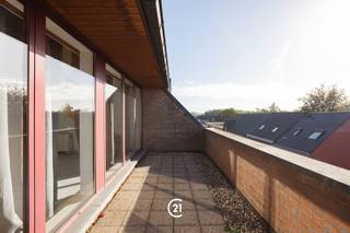 Spacieux appartement en duplex avec 1 chambre, très lumineux et doté d'une belle terrasse. Cuisine équipée, salle de bains avec douche et jardin commun ; ascenseur dans l'immeuble. Capacité d'accueil : 2 personnes maximum. Caution de 3 mois. Loyer : 750 € + 50 € de charges. (Les charges concernent principalement la consommation d'eau à usage privé, ainsi que l'entretien commun de l'immeuble, de l'ascenseur et le ménage. Prochaine visite libre : mercredi 30 septembre à 19 h sur place. Immeuble calme. Caution de 3 mois demandée.)
