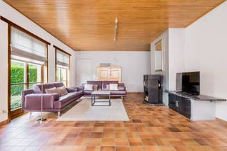 <p><span>RUIME HALFOPEN WONING MET 4 À 5 SLAAPKAMERS, GARAGE EN ZONNIGE TUIN</span></p><p><span>Op zoek naar ruimte, een mooie tuin én een rustige ligging? Deze verrassend ruime halfopen woning van ca. </span><span>184 m²</span><span> in Oostakker combineert het allemaal!</span></p><p><span>De woning is rustig gelegen nabij groen, winkels en voorzieningen en beschikt over een </span><span>zuidoostgerichte tuin met gezellig terras</span><span>.</span></p><p><span>Op het gelijkvloers vind je een inkomhal, een aangename leefruimte met salon en eetplaats, een volledig geïnstalleerde keuken met prachtig zicht op de tuin, een praktische berging, gastentoilet, </span></p><p><span>badkamer met dubbele lavabo, douche en toilet én een slaapkamer met tuinzicht.</span></p><p><span>De eerste verdieping telt </span><span>2 ruime slaapkamers</span><span>, waarvan één met dressing, een bureau en een praktische overloop. Op de bovenste verdieping bevinden zich nog </span><span>2 ingerichte kamers</span><span> en een extra zolderruimte, ideaal als bureau, hobbyruimte of berging.</span></p><p><span>Ook buiten ontbreekt het niet aan praktische ruimte: achteraan bevindt zich een </span><span>garagebox</span><span>, bereikbaar via de zijtuinstrook, evenals een fietsenstalling en tuinberging.</span></p><p><span>Extra troeven:</span><span> ca. 184 m² bewoonbare oppervlakte, 4 à 5 slaapkamers, zuidoostgerichte tuin, garagebox, veel bergruimte en een rustige ligging in Oostakker.</span></p><p><span>De woning is momenteel verhuurd voor 1.374 euro/maand.</span></p><p><span>Een ruime woning met tal van mogelijkheden en een heerlijke tuin.</span></p>
