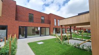 <strong>Instapklare, energiezuinige woning</strong> met tuin, <strong>carport </strong>en drie slaapkamers in de groene woonwijk <strong>De Vloei te Ieper.</strong><br /><br />Deze kwalitatieve <strong>nieuwbouwwoning</strong> combineert hedendaags wooncomfort met duurzame technieken zoals een warmtepomp, vloerverwarming, ventilatiesysteem D en zonnepanelen.<br />Dankzij het uitstekende E-peil van maximaal 20 geniet u van een bijzonder laag energieverbruik en een aangenaam binnenklimaat.<br /><br /><strong>Indeling gelijkvloers :</strong>
<ul>
<li>Inkomhal met vestiaire</li>
<li>Gastentoilet</li>
<li>Lichtrijke leefruimte met zicht op de tuin</li>
<li>Open keuken met aansluitende bergruimte</li>
<li>Praktische wasplaats</li>
<li>Carport</li>
<li>Aangelegde tuin met terras en tuinberging<br /> </li>
</ul>
<strong>Verdieping :</strong><br />3 volwaardige slaapkamers<br />Ruime badkamer met dubbel lavabomeubel, inloopdouche, ligbad en toilet<br />Handige bovenberging<br /><br /><strong>Volledig afgewerkt :</strong><br />De woning wordt volledig afgewerkt opgeleverd, inclusief:
<ul>
<li>Geïnstalleerde keuken</li>
<li>Volledig ingerichte badkamer</li>
<li>Vloerafwerking op gelijkvloers en verdieping</li>
<li>Terras en tuinaanleg<br /> </li>
</ul>
<strong>Troeven : </strong><br />✔ Energiezuinig wonen (E-peil max. 20)<br />✔ Warmtepomp, vloerverwarming en zonnepanelen<br />✔ 3 slaapkamers<br />✔ Carport en tuinberging<br />✔ Instapklaar afgewerkt<br /><br />Grondoppervlakte : 187 m²<br />Woonoppervlakte 133 m² + carport 18 m² + tuinberging 10 m²<br /><br />330.150,- euro excl. kosten, <strong>403.615,- euro incl. raming aankoopkosten</strong><br /><br />Interesse? Contacteer ons voor meer informatie of een bezoek via 051 21 11 11 of matias@imfiro.be.