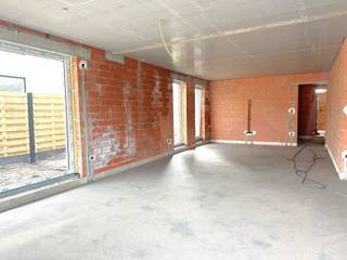 <p>Deze <strong>energiezuinige nieuwbouwwoning</strong> is gelegen op een <strong>centrale locatie langs de Sint-Lenaartsebaan</strong>, een vlot bereikbare verbindingsweg op korte afstand van het centrum van <strong>Oostmalle</strong>. Scholen, winkels en alle dagelijkse voorzieningen bevinden zich in de directe omgeving.</p>
<p>Bij het betreden van de woning komt u binnen in een <strong>inkomhal</strong> met <strong>gastentoilet</strong>, toegang tot de <strong>garage</strong> en een <strong>houten trap</strong> naar de bovenverdiepingen. Vanuit de hal bereikt u de <strong>open leefruimte</strong>, waar <strong>zithoek, eethoek en leefkeuken</strong> harmonieus in elkaar overlopen. Dankzij de <strong>grote raampartijen</strong> geniet u van veel natuurlijk licht en een mooi zicht op de tuin. Aansluitend bevindt zich een <strong>praktische berging</strong>.</p>
<p>Op de <strong>eerste verdieping</strong> leidt de nachthal naar <strong>drie ruime slaapkamers</strong> en een <strong>badkamer</strong> die nog volledig naar eigen smaak kan worden afgewerkt. De <strong>tweede verdieping</strong> biedt bijkomende ruimte en flexibiliteit. Hier kan u een <strong>extra ruime slaapkamer</strong> of <strong>twee bijkomende slaapkamers</strong> voorzien. <strong>Chape en verwarming</strong> zijn hier reeds inbegrepen.</p>
<p>De tuin wordt <strong>niet aangelegd</strong> en kan volledig naar eigen voorkeur worden ingericht. Er is een <strong>vergunning voor een tuinberging</strong> (betonplaat voorzien) en een <strong>terras</strong> (chape voorzien). Tussen de tuin en de rechterbuur wordt een <strong>houten schutting</strong> geplaatst. Achteraan het perceel komt een <strong>zwarte draadafsluiting met tuinpoortje</strong>.<br />De <strong>oprit</strong>, het <strong>pad naar de voordeur</strong> en <strong>twee parkeerplaatsen</strong> worden aangelegd met klinkers.</p>
<p><strong>Traditionele bouw<br /></strong><strong>Vloerverwarming</strong> op gelijkvloers en verdieping<br /><strong>Geothermische bodem-water warmtepomp<br /></strong><strong>Ventilatiesysteem D</strong> <br /><strong>Regenwaterrecuperatie<br /></strong><strong>PVC buitenschrijnwerk<br /></strong><strong>Zonnepanelen<br /></strong>Zeer energiezuinig: <strong>maximaal E-peil E30</strong></p>