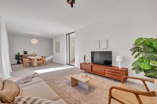 <p><strong>Uniek wonen in het voormalige Clarissenklooster</strong><br />In het centrum van Boom krijgt het voormalige Clarissenklooster een bijzondere nieuwe toekomst. <strong>CLARIS</strong> combineert authentiek historisch erfgoed met hedendaags en energiezuinig wooncomfort. Het project omvat 15 karaktervolle kloosterwoningen en 15 moderne nieuwbouwappartementen, samen rond een groene kloostertuin.<br />De ruime <strong>kloosterwoningen</strong> tellen 2 tot 3 slaapkamers, met bij verschillende woningen de mogelijkheid om de royale zolder verder in te richten tot <strong>4 of zelfs 5 slaapkamers</strong>.<br />Een belangrijke troef: de kloosterwoningen kunnen <strong>onder de geldende voorwaarden aan het verlaagde btw-tarief van 6%</strong> worden aangekocht. Dit kan een aanzienlijk financieel voordeel opleveren.<br />De <strong>nieuwbouwappartementen</strong> bieden 1 of 2 slaapkamers, veel natuurlijke lichtinval en ruime terrassen met zicht op de groene kloostertuin. De historische kloostermuur wordt geïntegreerd in de architectuur en geeft ook dit deel van CLARIS een uniek karakter.<br />Bovendien hoef je niet lang te wachten op je nieuwe thuis. De kloosterwoningen zijn reeds <strong>ruwbouw-winddicht</strong> en de oplevering is voorzien in het <strong>voorjaar van 2027</strong>. Na het maken van je afwerkingskeuzes komt je intrede dus snel dichterbij.<br /><strong>Kortom, een unieke combinatie van geschiedenis, ruimte, groen en hedendaags wooncomfort!</strong></p>