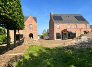 Nieuwbouw met geothermie in Viversel<br /><br />In de Sint-Quirinusstraat realiseren we drie landelijke woningen waarin de nadruk op comfort, ruimte en een hoogwaardige afwerking ligt. <br />De rustige ligging zorgt voor een aangename woonomgeving. Tegelijkertijd is er een vlotte verbinding naar de E313 en E314. <br />Twee woningen vonden reeds een eigenaar. Wordt dit jouw nieuwe thuis?<br /><br />Met een bewoonbare oppervlakte van 233 m² biedt deze woning alle ruimte om comfortabel te wonen. <br />Je komt binnen via een lichtrijke inkomhal met gastentoilet. Aansluitend bevindt zich een aparte bureauruimte, ideaal voor thuiswerk.<br />De leef- en eetruimte sluiten naadloos aan op de open keuken en vormen het hart van de woning. Grote raampartijen zorgen voor overvloedig natuurlijk licht en een sterke connectie met de tuin. Naast de keuken is er een ruime berging voorzien.<br /><br />Op de eerste verdieping bevinden zich drie volwaardige slaapkamers, een badkamer en een apart toilet. <br />De tweede verdieping is een open zolderruimte die je volledig naar eigen wens kan invullen, bijvoorbeeld als extra slaapkamers of een polyvalente ruimte.<br /><br />Met een E-peil lager dan 20 is deze woning klaar voor de toekomst. Dankzij een geothermische warmtepomp, vloerverwarming en passieve koeling geniet je het hele jaar door van een aangenaam en energiezuinig binnenklimaat. Ventilatie type D en zonnepanelen zijn standaard voorzien.<br /><br />De tuin wordt volledig aangelegd en vormt een rustige, groene buitenruimte met ruim terras. Volwassen hagen zorgen voor onmiddellijke privacy en een mooi ingekaderd geheel. Daarnaast is een laadpunt voor een elektrische wagen voorzien.<br /><br />De woning wordt casco+ aangeboden, zodat je keuken, badkamer, vloeren en binnendeuren nog volledig naar eigen smaak kan afwerken.<br /><br />Grondaandeel: 135.000 EUR<br />Constructie: 288.000 EUR<br />Aankoopprijs, inclusief registratie en btw: 499.680 EUR<br />Instapklaar: 550.000 EUR<br /><br />Interesse? Neem gerust contact op voor meer informatie of een afspraak via info@quintensinvest.be