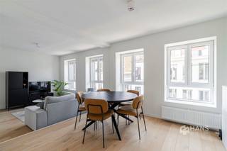 <p><span>Dit instapklare appartement is centraal gelegen op een boogscheut van de Franklin Rooseveltplaats en het Centraal Station. Dankzij de uitstekende verbindingen met trein, tram en bus is dit de ideale uitvalsbasis voor wie pendelt met het openbaar vervoer. Ook het velo-deelsysteem, de belangrijkste invalswegen en Chinatown bevinden zich vlakbij. Een perfecte locatie voor wie graag centraal woont met alle stadsvoorzieningen binnen handbereik.</span></p><p><span>Het appartement bevindt zich op de derde verdieping van een kleinschalig gebouw met slechts vier appartementen. Het volledige gebouw werd in 2023 grondig gerenoveerd, waardoor het voldoet aan de hedendaagse woon- en energienormen. Het dak is geïsoleerd, de elektriciteit is conform en de PVC-ramen zijn voorzien van dubbele beglazing. Dankzij deze kwalitatieve renovaties geniet je van een uitstekende EPC-score A, zodat je zonder grote energetische investeringen de toekomst tegemoet gaat.</span></p><p><span>Je komt binnen in de moderne keuken, die naadloos aansluit op de lichtrijke leefruimte. Samen goed voor een oppervlakte van ongeveer 34 m². De keuken is volledig uitgerust met een kookvuur, dampkap, spoelbak, ingebouwde oven, vaatwasser en koelkast met vriesvak.</span></p><p><span>Vanuit de keuken heb je toegang tot het noordoost-georiënteerde terras van maar liefst 16 m², een uitzonderlijke buitenruimte waar je in alle rust kan genieten.</span></p><p><span>Aansluitend aan de woonkamer bevindt zich de ruime slaapkamer van 13 m². Van hieruit daal je af in de badkamer van 9 m², voorzien van een inloopdouche, lavabomeubel, toilet en aansluiting voor een wasmachine.</span></p><p><span>Ben je op zoek naar een energiezuinig, instapklaar appartement met een uitzonderlijk ruim terras op een toplocatie in de stad? Mis deze kans niet! Bewoonbare opp. 64 m² – ref.: bruto vloeropp. EPC-certificaat. Voor meer info of een gratis schatting surf naar </span><span><span>www.hansimmo.be</span></span></p><p><span> </span></p>