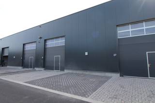 <strong>Nieuwbouw loods van 148,56 m² te huur langs de Schaapbruggestraat te Roeselare.</strong><br />Opgebouwd uit staalstructuur met beton onder element en sandwichpanelen + steeldeck
<ul>
	<li><strong>Sectionale poort met deur en glassectie </strong></li>
	<li><strong>Vrije hoogte van 6m </strong></li>
	<li><strong>Toegangssysteem met smartphone</strong></li>
	<li><strong>Drijfkracht 400V+N</strong></li>
	<li><strong>Ledverlichting </strong></li>
	<li><strong>Brandklasse C</strong></li>
	<li><strong>2 Parkeerplaatsen inbegrepen</strong></li>
</ul>
Huurprijs is € 668,52 / per maand (Ex. btw).<br />Prijs is inclusief gemeenschappelijke kosten<br /><br /><strong>Onmiddellijk beschikbaar. </strong><br />Neem vrijblijvend contact op voor meer informatie. 