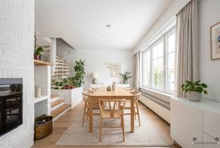 <p><span>Ontdek deze verrassend ruime en energiezuinige gezinswoning, gelegen in een rustige en gegeerde wijk nabij het centrum van Schoten. </span></p><p><span>Op een perceel van 345m² met een bewoonbare oppervlakte van ca. 208 m², een doordachte indeling en veel natuurlijke lichtinval, biedt deze woning een bijzonder aangenaam wooncomfort voor het hele gezin.</span></p><p><span> </span></p><p><span>De woning omvat onder meer:</span></p><ul><li><span>Ruime en lichtrijke leefruimte van ca. 54 m² met salon en eetplaats</span></li><li><span>Volledig uitgeruste keuken met Quooker en toegang tot de tuin</span></li><li><span>Drie volwaardige slaapkamers (ca. 22 m², 15 m² en 9 m²)</span></li><li><span>Badkamer met inloopdouche, dubbele wastafel en toilet</span></li><li><span>Grote inpandige garage met smeerput en ruime oprit</span></li><li><span>Onderhoudsvriendelijke, oostgerichte tuin met terras en grote luifel plus praktische berging</span></li><li><span>Ruime zolder met extra bergruimte en interessante uitbreidingsmogelijkheden</span></li></ul><p><span>Op het gelijkvloers wordt u verwelkomd via een ruime inkomhal met gastentoilet. </span></p><p><span>De leefruimte vormt het centrale hart van de woning en sluit naadloos aan op de keuken. </span></p><p><span>Zowel vanuit de leefruimte als de keuken heeft u directe toegang tot de tuin, wat zorgt voor een mooie connectie tussen binnen en buiten.</span></p><p><span> </span></p><p><span>Op de eerste verdieping bevinden zich drie comfortabele slaapkamers en de modern ingerichte badkamer. </span></p><p><span>De zolder, bereikbaar via uittrekbare trap, biedt bijkomende opbergruimte en veel potentieel qua uitbreidingsmogelijkheden.</span></p><p><span>De droge kelder biedt tevens extra opbergruimte.</span></p><p><span> </span></p><p><span>Extra, duurzame troeven:</span></p><ul><li><span>EPC label B (175 kWh/m²jaar)</span></li><li><span>16 Zonnepanelen uit 2018</span></li><li><span>Toiletten op hemelwater</span></li></ul><p><span>De ligging is een absolute meerwaarde: rustig en kindvriendelijk, maar toch vlak bij het centrum van Schoten, scholen, winkels en openbaar vervoer. Voor ontspanning bevinden het Cogelspark, het Gemeentepark en Park Vordenstein zich op wandelafstand. Dankzij de vlotte verbindingen naar de E19, E313 en E34 bereikt u Antwerpen, Breda, Hasselt of Turnhout bijzonder snel.</span></p><p><span> </span></p>