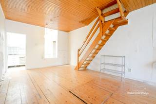 Deze gunstig gelegen woning biedt heel wat potentieel voor wie op zoek is naar een TOTAALrenovatie. Bij het binnenkomen treft u een gezellige leefruimte met plankenvloer, aansluitend een open keuken en een apart gastentoilet.<br /><br />Op de eerste verdieping bevinden zich twee slaapkamers, waarvan één geniet van een prachtig en rustig uitzicht op de Leie. De tweede verdieping omvat een badkamer, een derde slaapkamer en een zolderruimte die perfect kan worden ingericht als vierde slaapkamer, bureau of hobbyruimte.<br /><br />Bent u op zoek naar een woning met werk, ruimte en mogelijkheden op een toplocatie? Neem gerust contact op via alain@makelaarshuys.be voor meer informatie of een bezoek<br /><br />OPGELET ; TOTAALRENOVATIE. --- We komen er niet door de keuken en de badkamer te vernieuwen...