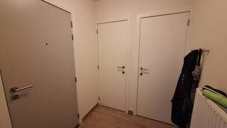 Gelegen in het hart van Poperinge, op wandelafstand van de Markt, buurtwinkels, scholen en het station, geniet dit appartement van een uitstekende ligging. Met een gunstig EPC-label B biedt het appartement alle comfort voor aangenaam wonen. Het beschikt over drie ruime en lichtrijke slaapkamers.<br /><br />Indeling:<br /><br />Gelijkvloers: inkom - toilet - bergruimte - leefruimte - keuken (uitgerust met koelkast, vaatwasser, oven, kookplaat, microgolfoven en dampkap) - bergruimte 2 - terras - kleine buitenberging<br /><br />Verdiep +1: nachthal - 3 slaapkamers - badkamer - technische ruimte<br /><br />Technische zaken:<br /><br />-CV op gas<br /><br />-EPC B<br /><br />-Veluxen en rolluiken<br /><br />-Lift aanwezig<br /><br />Intrede: 01/08/2026.<br /><br />