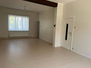 Gezellig en lichtrijk appartement met 1 slaapkamer. Het appartement beschikt over een zeer ruime en lichtrijke woonkamer, een basis uitgeruste keuken en een badkamer met ligbad, douchemogelijkheid en toilet. Dankzij de praktische indeling en de aangename leefruimte is dit appartement ideaal voor een alleenstaand persoon. Dit appartement is beschikbaar vanaf 01/08/2026 voor een huurprijs van €625 per maand. Er dienen geen maandelijks kosten betaald te worden. Ben je geïnteresseerd in dit pand te huur in Oostende? Ga naar de website www.dermul.be, klik op het pand dat je wenst te huren. Via de knop "ik heb interesse" vragen we u kort een profiel in te vullen. Daarna nemen we contact op voor een bezoek. Telefonisch kunnen er geen afspraken gemaakt worden.