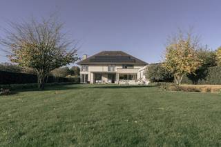 Centraal gelegen tussen Waregem en Oudenaarde en toch kalm gelegen in de kern van Moregem, heeft deze woning alles om uw ideale droomwoning te...