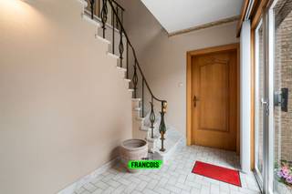 Bent u op zoek naar een ruime woning met commerciële mogelijkheden op een centrale ligging in Zottegem? Dan is deze eigendom zeker een bezoek waard.<br /><br />Op wandelafstand van het centrum van Zottegem bevindt zich deze robuuste driegevelwoning met tal van mogelijkheden. Dankzij de centrale ligging geniet u van een vlotte bereikbaarheid, terwijl u achteraan tot rust komt in de private tuin. <br /><br />Bij het betreden van de woning komt u terecht in een lichtrijke inkomhal die toegang biedt tot de gezellige leefruimte met zithoek en eetplaats. Aansluitend bevindt zich de aparte keuken, die rechtstreeks uitgeeft op het terras en de tuin. Op het gelijkvloers vindt u bovendien een multifunctionele ruimte die perfect kan dienen als praktijkruimte, bureel, kapsalon of andere zelfstandige activiteit. Verder beschikt de woning over een praktische berging en een afzonderlijk toilet.<br /><br />Op de verdieping bevinden zich drie ruime en volwaardige slaapkamers, evenals een reeds vernieuwde badkamer. Via een valluik bereikt u de zolderverdieping, die ideaal is als extra bergruimte. Daarnaast beschikt de woning nog over een droge kelder.<br /><br />Buiten geniet u van een private tuin met groen uitzicht, een oprit en een ruime garage, wat zorgt voor voldoende parkeergelegenheid en opslagruimte.<br /><br />Interesse in deze woning? Neem gerust contact met ons op voor meer informatie of een bezoek ter plaatse. Wenst u zelf uw eigendom te verkopen? Wij komen graag vrijblijvend langs voor een professionele waardebepaling.<br /><br />