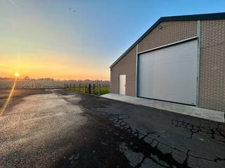 Nabij het centrum van Ardooie, kan u deze ruime opslagplaats terugvinden.Het eigendom is vlot bereikbaar via verschillende invalswegen. De...