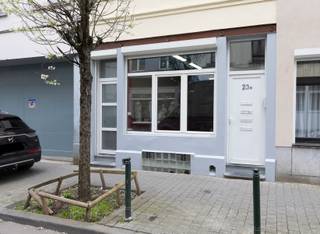 Maison d'habitation avec rez-de-chaussée commerciale.<br />Cette propriété est située à proximité du centre de Bruxelles, des transports en commun, des artères et des commerces.<br /><br />Au rez-de-chaussée se trouve un espace commercial (34m²) avec une terrasse adjacente.<br />Le premier étage se compose d'une unité résidentielle (40m²) aménagée comme suit : un séjour avec cuisine ouverte, une salle de bain avec douche et toilettes et une chambre à coucher.<br />Les entités du deuxième et du troisième étage sont identiques à celles du premier étage.<br />Le quatrième étage se compose d'une unité résidentielle (52m²) aménagée comme suit : un living, une cuisine équipée, une salle de bain avec douche et toilettes, une chambre et une mezzanine.<br /><br />L'immeuble n'est pas autorisé en tant qu'habitation multifamiliale, mais est actuellement divisé en un rez-de-chaussée commercial et 4 entités résidentielles.<br /><br />EPC : 190 kWh/m²