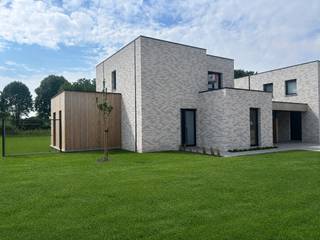 <strong>Nieuwe verkaveling in Neeroeteren</strong> aan de voormalige melkerij <span>bestaande uit <strong>2 woningen op grote percelen</strong>, <strong>drie bouwgronden en achterliggende gronden</strong></span>.<br /><br />De percelen liggen op een boogscheut van het centrum van Neeroeteren met een supermarkt en school op 500 meter. Hier woon je mooi met de achterzijde grenzend aan de Tapziepbeek, wat voor een extra natuurlijk karakter van de tuinen zorgt. Op de percelen achter de Tapziepbeek kan er volgens de verkavelingsvoorschriften niet gebouwd worden, wat betekent dat het groene karakter behouden zal blijven. <br /><br /><span><strong>Lot 2</strong></span> is een <span><strong>open doorzonwoning</strong></span> met carport.<br />- doorzonwoning: 160,70m²<br />- oppervlakte bouwperceel: 7a88ca<br />- terras: 24,52m²<br />- mogelijkhheid om de achterliggende grond(en) bij aan te kopen*<br /><br /><strong>Gelijkvloers:</strong><br />- inkomhal met apart toilet<br />- leefruimte met veel lichtinval en open keuken<br />- aparte berging/wasplaats<br />- 1 slaapkamer met badkamer met enkel badkamermeubel en douche<br />- groot terras met zuidgerichte tuin<br /><br /><strong>Verdieping:</strong><br />- 3 slaapkamers<br />- 1 badkamer met dubbel badkamermeubel en douche<br />- apart toilet<br />- technische ruimte<br /><br />De woning werd volledig afgewerkt met kwalitatieve materialen en is geschilderd. Er is een carport aan de rechterzijde van de woning met een laadpunt voor de auto. Er is overal vloerverwarming aanwezig en er zijn zonnepanelen voorzien. Grote troef is het <strong>zeer gunstig E-peil van maximum 10</strong>. <span>Omdat het E-peil <10 is, moet de koper gedurende 5 jaar geen kadastraal inkomen betalen. De buitenverhardingen en de tuin zijn aangelegd.</span><br /><br /><span>*De<strong> achterliggende percelen grond</strong> (Loten 6 t.e.m. 10) kunnen optioneel bij aangekocht worden (58a61ca).</span><br /><br />Ben jij op zoek naar een rustig gelegen nieuwbouwwoning in het groen op een ruim perceel? Maak dan snel een afspraak voor een bezoek!<br /><br />Vermelde prijs is exclusief registratie, BTW en notariskosten. Wij ontzorgen je ook voor <strong>de verkoop</strong> van <strong>je huidige woning</strong>! Voor meer uitleg helpen we je graag verder.