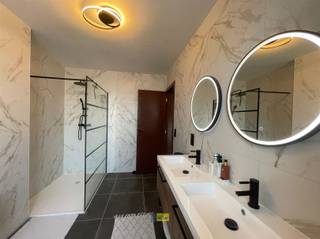 Centraal gelegen gezinswoning met oprit en zuid-oostgerichte tuin in het hart van WommelgemDeze charmante gesloten bebouwing is centraal gelegen in...