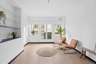 <p>Altro Vastgoed verkoopt : Eerste bezoekdag vrijdag 24 april - enkel op afspraak !</p><p>Ontdek deze unieke kans in het hart van Gent Zuid. Een instapklare belle-étage die alles biedt wat een studerend kind of starter nodig heeft: ruimte, comfort, een eigen buitenruimte en de zeldzame luxe van een inpandige garage.</p><h3>Een zorgeloze investering op een toplocatie</h3><h3>Gelegen in een zijstraat van de as Brabantdam - Vlaanderenstraat, bevindt deze woning zich op een steenworp van de Gentse universiteiten, hogescholen en het bruisende stadsleven.</h3><h3>Indeling van de woning:</h3><ul><li><p>Gelijkvloers: ruime garage met automatische poort, praktische kelder voor extra opslag en toegang tot de stadstuin.</p></li><li><p>Eerste verdieping: Een lichtrijke leefruimte met grote raampartijen en een aansluitende, functionele keuken. De ideale plek om rustig te studeren of gasten te ontvangen.</p></li><li><p>Tweede verdieping: twee volwaardige, ruime slaapkamers en een verzorgde douchekamer.</p></li></ul><p>Belangrijke kenmerken:</p><ul><li><p>Locatie: Zijstraat Brabantdam - Vlaanderenstraat, Gent Zuid</p></li><li><p>Type: Belle-étage</p></li><li><p>2 volwaardige slaapkamers </p></li><li><p>EPC: 283 kWh/(m² jaar) - Label C (Geen renovatieverplichting)</p></li><li><p>Elektriciteit: Conform</p></li><li><p>Extra: Garage + Stadstuin + Kelder</p></li></ul><h3>Interesse in een bezichtiging?</h3><p> Neem vandaag nog contact op voor meer informatie of een bezoek ter plaatse.</p><p>📞 Contacteer Ellen : 0475.400.770 - ellen@altro-vastgoed.be</p>