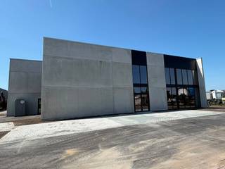 Two adjacent SME units available for rent as a single entity, offering a total surface area of 979 m². Unit 1 comprises +/- 357 m² on the ground floor and a mezzanine of +/- 284 m², featuring large window sections, a sectional door on both levels and 6 parking spaces — ideal as a showroom, workshop or storage space. Unit 2 offers a surface area of +/- 338 m² with a clear height of 7 metres, a sectional door and 2 parking spaces. Both units are newly built, finished to the latest standards, and located at a high-visibility site along the A12 in Puurs-Sint-Amands, centrally situated between Antwerp and Brussels.<br />For more information or to arrange a visit, contact Structura.biz on 02 462 32 00!