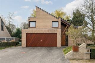 Instapklare, lichtrijke woning met zuidgerichte tuin in Zandhoven. Deze stijlvolle en uitstekend onderhouden woning, gebouwd in 1992, is gelegen op...