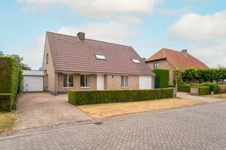 <p>Wij heten u hartelijk welkom bij Kapelakker 39. Een gemoderniseerde vrijstaande woning met o.a. 2 garages, een fijne tuin met een zwembad en tuinkamer, 4 slaapkamers en grote leefruimtes. Het huis heeft een woonoppervlak van 198m2, staat op een perceel van 840m2 eigen grond en heeft energielabel B.</p>
<p>Middels de onderhoudsvriendelijke voortuin met oprit voor meerdere voertuigen bereikt u de entree van de woning. De hal is voorzien van een moderne tegelvloer met vloerverwarming, een trapopgang voor toegang tot de verdieping, een garderobe, een toiletruimte en biedt zowel toegang tot de werkkamer als de woonkamer.</p>
<p>BEGANE GROND</p>
<p>De royale Z-vormige woonkamer is voorzien van een tegelvloer met vloerverwarming, strak gestucte wanden en plafond, tuindeuren en heeft een open verbinding met de leefkeuken. Door de grote raampartijen aan zowel de voor-als achterzijde is er veel natuurlijke daglichttoetreding.</p>
<p>De tijdloze keuken is geplaatst in een rechte opstelling met spoeleiland. De keuken is voorzien van een composiet werkblad, een 4-pits inductiekookplaat, een afzuigkap, een koelkast, een magnetron, een oven, een vaatwasser, een spoelbak met uitlekbak en diverse opbergkasten en lades.</p>
<p>Vanuit de leefkeuken sta je in verbinding met je tuin en middels de schuifpui heeft u ook direct toegang tot het terras. Aansluitend heeft u via de leefkeuken toegang tot de bijkeuken met daarin een extra badkamer, een koele berging en toegang tot de inpandige garage.</p>
<p>De werkkamer is gesitueerde aan de voorzijde van het huis en mede door de extra badkamer op de begane grond ook uitstekend te gebruiken als slaapkamer.</p>
<p>Middels de trapopgang in de hal bereikt u de slaapkamers en badkamer op de verdieping.</p>
<p>VERDIEPING</p>
<p>Slaapkamer 1 is gesitueerd aan de voorzijde van de woning.</p>
<p>Slaapkamer 2 is gesitueerd aan de achterzijde van de woning.</p>
<p>Slaapkamer 3 is gesitueerd aan de achterzijde van de woning.<br /><br />Slaapkamer 4 is gesitueerd aan de voorzijde van de woning.</p>
<p>De volledig betegelde badkamer is voorzien van een ligbad, een toilet, een dubbele wastafel met meubel, een opbergmeubel, inbouwverlichting en een douche met afzuiging.</p>
<p>Alle slaapkamers alsmede de overloop zijn voorzien van dezelfde laminaatvloer. De overloop is tevens voorzien van airconditioning en via een vlizotrap heeft u toegang tot een bergzolder welke plaats biedt aan de technische installatie.</p>
<p>TUIN & AANHORIGHEDEN</p>
<p>De op het zuidwesten gesitueerde tuin is volledig omsloten en voorzien van een verwarmd zwembad (doormiddel van collectoren) met afdekzeil, een terras, een gazon, groenborders en verlichting. De tuinkamer is vrijwel het gehele jaar te gebruiken en is voorzien van elektra, een glazenschuifpui en een houten berging.</p>
<p>Garage 1: dit betreft een inpandige garage welke is voorzien van een tegelvloer, een elektrisch bedienbare sectionaaldeur, verlichting, elektra en een toegangsluik voor de kruipruimte.</p>
<p>Garage 2: dit betreft een aanpandige garage welke is voorzien van een betonvloer, een handbediende sectionaaldeur, verlichting, elektra, tuindeuren, verwarming en de installatie voor het zwembad.</p>
<p>BIJZONDERHEDEN</p>
<ul>
<li>Bouwjaar 1991;</li>
<li>Energielabel B, geldig tot 02/07/2036;</li>
<li>Woonoppervlak: 198m2;</li>
<li>Perceeloppervlak: 840m2;</li>
<li>Bruto inhoud: 874m3;</li>
<li>NEN 2580 meetrapport beschikbaar;</li>
<li>Mogelijkheid tot slapen op de begane grond;</li>
<li>Voorzien van rolluiken en screens;</li>
<li>24 pv-panelen + 3 zonnecollectoren;</li>
<li>Begane grond gerenoveerd en uitgebouwd in 2015;</li>
<li>Keuringsattest elektrische installatie aanwezig;</li>
<li>Woning asbestveilig, asbestattest aanwezig;</li>
<li>Gelegen nabij uitvalswegen en de natuur midden in de groene driehoek tussen Tilburg, Turnhout en Breda.</li>
</ul>
De volledige omschrijving van deze woning kunt u vinden op onze website: https://www.vanbaarlemakelaardij.com/