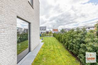 Deze recente woning met drie slaapkamers is gelegen in een nieuwe en rustige woonwijk in het landelijke en gezellige Poesele. Via de inkomhal met...