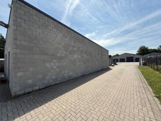 <strong>Veelzijdig commercieel pand van 422 m² en werkhuis van 200 m² met 7 parkeerplaatsen.</strong><br /><br />Bent u op zoek naar een ruim en praktisch commercieel pand op een vlot bereikbare locatie? Dan is dit veelzijdige handelspand aan Soef 42 in Balen zeker een bezoek waard.<br /><br />Met een totale oppervlakte van 422 m² biedt dit pand tal van mogelijkheden voor uiteenlopende commerciële activiteiten, zoals een showroom, atelier, magazijn, productie, opslag of een combinatie van kantoor- en werkruimte. (200 m²)<br /><br />Indeling en troeven:<br /><br />Totale oppervlakte van 422 m²<br />Achterliggende werkplaats van ongeveer 200 m²<br />Ruime commerciële ruimte<br />Volledig ingerichte keuken<br />Badkamer<br />Refter/pauzeruimte<br />3 toiletten<br />7 private parkeerplaatsen<br />EPC-label B: energiezuinig en gunstig voor uw exploitatie<br /><br />Dankzij de functionele indeling, de ruime werkplaats en de uitstekende parkeermogelijkheden is dit pand onmiddellijk beschikbaar voor diverse professionele activiteiten.<br /><br />Interesse? Neem gerust contact op voor meer informatie of plan een bezichtiging. Ontdek zelf de vele mogelijkheden die dit commercieel pand te bieden heeft.