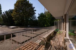<p><span>Lichtrijk appartement met zonnig terras in Klein-Antwerpen</span></p><p><span>Op zoek naar een aangenaam appartement op een centrale locatie in Antwerpen, of naar een interessante vastgoedinvestering met lopende huurinkomsten? Dit lichtrijke appartement in Klein-Antwerpen combineert een gezellige leefruimte, een ruim en zonnig terras en een uitstekende bereikbaarheid met sterke technische troeven zoals EPC-label B en een conforme elektrische installatie. Het appartement is momenteel verhuurd aan € 925 per maand, exclusief kosten, waardoor het ook bijzonder interessant is voor investeerders die op zoek zijn naar een eigendom met onmiddellijke huurinkomsten.</span></p><p><span> </span></p><p><span>Indeling</span></p><p><span>De gezellige en bijzonder lichtrijke leefruimte biedt voldoende plaats voor een comfortabele zit- en eethoek. Grote raampartijen zorgen voor veel natuurlijk licht en geven rechtstreeks toegang tot het ruime terras: een heerlijke plek om buiten te eten, gasten te ontvangen of gewoon van de zon te genieten. De strakke open keuken sluit mooi aan bij de leefruimte en beschikt over een ruim werkblad en veel praktische opbergruimte. De keuken is volledig uitgerust met kwalitatieve toestellen, waaronder een inductie kookplaat, dampkap, vaatwasser, combi-oven en koelkast met vriesvak. De moderne badkamer is ingericht met een ruime inloopdouche met regendouche, een groot lavabomeubel en toilet. Elektrische ventilatie zorgt voor de nodige verluchting. Daarnaast beschikt het appartement over twee praktische bergruimtes. Eén berging is voorzien van legplanken en kan perfect worden ingericht als dressing, vestiaire of extra opbergruimte. In de tweede berging bevinden zich de aansluitingen voor een wasmachine en droogkast.</span></p><p><span> </span></p><p><span>Belangrijkste troeven</span></p><ul><li><span>Ruim en zonovergoten terras, rechtstreeks toegankelijk vanuit de leefruimte.</span></li><li><span>Gezellige en bijzonder lichtrijke woonruimte.</span></li><li><span>Strakke, volledig uitgeruste open keuken.</span></li><li><span>Moderne badkamer met regendouche.</span></li><li><span>Twee praktische bergruimtes.</span></li><li><span>EPC-label B.</span></li><li><span>Elektrische installatie conform het AREI.</span></li><li><span>Lift en aanwezig.</span></li><li><span>Uitstekende ligging in Klein-Antwerpen.</span></li><li><span>Antwerpen-Centraal en het stadscentrum op circa vijf minuten fietsen.</span></li><li><span>Vlotte verbinding met de Antwerpse Ring.</span></li></ul><p><span> </span></p><p><span>Verhuurd</span></p><p><span>Het appartement is momenteel verhuurd. De huurovereenkomst ging in op 1 april 2025 aan een maandelijkse huurprijs van € 925, exclusief kosten.</span></p><p><span>Voor investeerders biedt dit het voordeel dat er bij aankoop reeds een lopende huurovereenkomst en huurinkomsten aanwezig zijn.</span></p><p><span>Het appartement wordt verhuurd met de aanwezige inboedel. Deze inboedel kan geheel of gedeeltelijk worden overgenomen. De prijs hiervoor is afzonderlijk bespreekbaar in onderling overleg met de verkoper.</span></p><p><span> </span></p><p><span>Verkoopprocedure</span></p><p><span>Kijkdag: 5 september</span></p><p><span>De instelprijs voor biedingen bedraagt € 239.000.</span></p><p><span>Geïnteresseerde kandidaten krijgen na de kijkdag de mogelijkheid om een bod onder gesloten omslag uit te brengen. De verkoper behoudt zich het recht voor om ieder uitgebracht bod vrij en weloverwogen te beoordelen. Alle kandidaten worden uiterlijk vijf dagen na de kijkdag geïnformeerd over de beslissing of het verdere verloop van de verkoopprocedure.</span></p><p><span> </span></p><p><span>Algemene informatie</span></p><p><span>De gemeenschappelijke kosten bedragen € 154,48 per maand. Deze omvatten onder meer het privatieve verbruik van water en verwarming, het onderhoud en verbruik van de gemeenschappelijke delen, de lift, de syndicus en de verzekering van het gebouw.</span></p><p><span>Het appartement beschikt over een individuele meter voor elektriciteit. Water en gas worden collectief gemeten.</span></p><ul><li><span>EPC: label B</span></li><li><span>Elektrische keuring: conform het AREI</span></li><li><span>Asbestattest: in aanvraag</span></li></ul><p><span> </span></p><p><span>Het gebouw</span></p><p><span>Het gebouw omvat handelsruimtes en een ruim garagecomplex op het gelijkvloers. Op de vier bovenliggende verdiepingen bevinden zich telkens drie appartementen.</span></p><p><span>Het gebouw is voorzien van een lift en een videofoon.</span></p><p><span> </span></p><p><span>Ligging</span></p><p><span>Het appartement bevindt zich in Klein-Antwerpen, op slechts enkele minuten fietsen van het centrum van Antwerpen. Deze aantrekkelijke locatie combineert stedelijke dynamiek met een uitstekende bereikbaarheid en een ruim aanbod aan voorzieningen in de onmiddellijke omgeving.</span></p><p><span>Station Antwerpen-Centraal bevindt zich op circa vijf minuten fietsen en ook de Antwerpse Ring is vlot bereikbaar.</span></p><p><span>Winkels, horeca, ontspanning, openbaar vervoer en andere dagelijkse voorzieningen bevinden zich allemaal in de nabije omgeving.</span></p><p><span>Met een Mobiscore van 9,6/10 is dit een uitstekende uitvalsbasis voor wie comfortabel en centraal in Antwerpen wil wonen of investeren.</span></p><p><span> </span></p><p><span>De informatie in deze prospect is ter informatieve titel: de kandidaat-kopers moeten hun eigen zaak maken van het verkrijgen, controleren en interpreteren van deze informatie.</span></p>