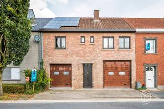 Ruime woning met atelier, bureau en maar liefst 3 garages – ideaal voor zelfstandigen!Ontdek deze ruime woning met een bewoonbare oppervlakte van ca. 161 m², aangevuld met heel wat extra ruimte dankzij het grote atelier en de verschillende garages. De combinatie van een inpandige garage, bureau, atelier, 2 bijkomende garages en een carport maakt deze eigendom bijzonder interessant voor een zelfstandige, hobbyist of iemand die nood heeft aan veel opslag- en werkruimte.INDELING: op het gelijkvloers bevindt zich de inpandige garage met rechtstreekse toegang tot een afzonderlijke bureauruimte en een ruim atelier. Achteraan de woning zijn er bovendien nog 2 extra garages en een carport, ideaal voor meerdere wagens, opslag, materiaal of hobbydoeleinden. Op de eerste verdieping bevindt zich de open keuken met aansluitend de gezellige leefruimte die uitgeeft op het zeer ruime terras. Verder zijn er een praktische berging naast de keuken, een badkamer en de eerste slaapkamer. De tweede verdieping beschikt over nog 2 ruime slaapkamers, waardoor de woning in totaal 3 volwaardige slaapkamers telt.TROEVEN:- ideale combinatie van wonen en werken- groot atelier aanwezig- momenteel verhuurd dus ideaal als investering of iemand die een atelier nodig heeft en het appartement wil verhurenTe koop via Immo Beguin, jouw vastgoedexpert sinds 2009, met kantoren in Ronse, Waregem, Kortrijk, Deinze, Doornik, Lessines, Moeskroen en Nieuwpoort.Bezoek na afspraak met Immo Beguin: charlotte@immobeguin.be
