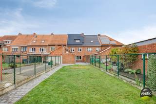 Tussen de kleine en de grote Ring, in de Bosstraat ter hoogte van nummer 73, bevindt zich deze prachtig gerenoveerde woning.<br /><br />De ligging is ideaal: vlak bij het stadscentrum, met winkels, een broodjeszaak, kapper en andere faciliteiten allemaal op wandelafstand. De centrale ligging en de vlotte bereikbaarheid maken dit een bijzonder aantrekkelijke plek om te wonen.<br /><br />De woning werd oorspronkelijk gebouwd in 1958, maar onderging een grondige renovatie in 2020-2021. Hierbij werden onder meer de elektriciteit, sanitaire leidingen, keuken, badkamer, vloeren en het dak volledig vernieuwd. Het dak is bovendien uitgerust met zonnepanelen. Ook de tuin en het terras werden heraangelegd, en via een poortje achteraan kan je gemakkelijk met de fiets binnen.<br /><br />Binnenkomen doe je via de inkomhal, die toegang geeft tot de gezellige, L-vormige leefruimte. Grote raampartijen zorgen hier voor veel lichtinval en een prachtig zicht op de zuidgerichte tuin. Aansluitend vind je de moderne keuken, voorzien van een stijlvol werkblad en hoogwaardige toestellen: een Bosch combi-steam oven en combi-microgolf (Accent Line), een AEG-koelkast en diepvries, een Neff-inductiekookplaat en vaatwasser, en een Novy-dampkap. Verder is er op het gelijkvloers ook nog een wasplaats (voorzien van inbouwkasten en extra koelkast) en een apart toilet.<br /><br />De tuin is volledig omheind en zuidelijk georiënteerd, met een groot terras, een mooi aangelegd gazon en een praktisch tuinhuis met overdekt terras.<br /><br />Op de eerste verdieping bevinden zich twee ruime slaapkamers, waarvan de master bedroom uitgerust is met een ingebouwde kastenwand. De moderne badkamer beschikt over een ligbad, inloopdouche en wastafel. Ook hier is een apart toilet aanwezig.<br /><br />De tweede verdieping telt nog twee extra slaapkamers en twee handige bergruimtes.<br /><br />De woning beschikt verder over een zolder, een kelder die beide dienst doen als bergruimte en een regenwaterput voor het besproeien van de tuin.<br /><br />De ramen dateren van 2010 en 2016 en zijn voorzien van vliegenramen. De elektrische installatie is conform het AREI.<br /><br />Troeven van deze woning:<br />+ Volledig gerenoveerd en instapklaar<br />+ Lichte, aangename leefruimte<br />+ Vier slaapkamers<br />+ Heel wat ingebouwde kasten<br />+ Zuidgerichte, verzorgde tuin<br />+ Regenwaterput, kelder en zolder<br />+ Nieuw dak + zonnepanelen<br />+ Elektriciteit conform AREI<br /><br />Wil je deze charmante woning graag zelf ontdekken? Neem dan contact op met Stephanie via stephanie@vestio.com of bel naar 0474 73 64 84 voor een bezichtiging.