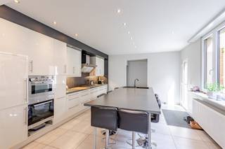 Bent u op zoek naar een ruime woning met als kers op de taart een groot magazijn? Dan is dit zeker iets voor u.Op een boogscheut van natuur, winkels en ontspanning bevindt zich deze instapklare woning. Bij het betreden van de woning wordt u verwelkomd in de inkomhal. Via deze weg komt u uit in de ruime en lichtrijke leefruimte die aansluit aan de prachtige open keuken. De keuken is volledig voorzien van keukentoestellen zoals een koelkast, oven, microgolf, vaat,...Aan de keuken kan u de ruime berging vinden alsook de eerst badkamer. De badkamer bestaat uit een dubbele lavabo en een douchebad. Verderop kan u het apart gastentoilet terugvinden. Via de berging kan u rechtstreeks het ruime magazijn betreden. Voor het magazijn kan u de binnenkoer vinden met een ruime oprit.Op de eerste verdieping bevinden zich 4 ruime slaapkamers en een apart bureau. Naast de master bedroom komt u uit bij de tweede badkamer, voorzien van een inloopdouche en dubbele lavabo. Op de tweede verdieping is er nog een heel ruime zolder aanwezig voor extra bergruimte.Troeven:- energiezuinig en conforme elektrische keuring- 4 ruime slaapkamers + bureau- ruim magazijn- 2 badkamers- grote open keukenVoor meer informatie of een bezoek, contacteer Kasper op kasper.maes@immo-zone.be op 0470 50 98 57.