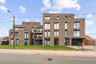 Allerlaatste 2-slpk appartement (88m²) op de bovenste verdieping (+2) met 2 zongerichte terrassen in Residentie Sterrum. Vermelde prijs excl. kosten.<br />Zéér interessante aankoopprijs bovendien mét mooie voorwaarde = tweede ondergrondse parkeerplaats GRATIS.<br /><br />Residentie Sterrum, is een modern woonproject omgeven door een grote gemeenschappelijke tuin, gelegen op een boogscheut van centrum Rumbeke, 2km van Roeselare en vlakbij het Sterrebos en AZ Delta. <br /><br />Comfort, licht, gezelligheid en duurzaamheid (oa. zonnepanelen, ventilatiesysteem D en alu ramen) staan voorop in dit project. <br />Dit ruim 2-slpk appartement is gelegen aan de zijkant van het gebouw mét mooi zicht op de binnentuin. De keuken (inbegrepen in de prijs) kan je nog zelf kiezen!<br />Indeling: inkomhal - toilet - slaapkamer 1 - slaapkamer 2 - badkamer (douche) - woonkamer met open ingerichte keuken (nog te plaatsen) - berging/wasplaats - terras 1 (oost) - terras 2 (zuid-west).<br />Aanvullend zijn er TWEE ondergrondse (1 + 1 gratis) parkeerplaatsen (niet inbegrepen in vermelde prijs) en is er een gemeenschappelijke gelijkvloerse fietsenberging.<br /><br />Naast de mogelijkheid om het gunstig BTW tarief (6% BTW i.p.v. 21% BTW onder voorwaarden) toe te passen, geniet je ook van een laag energieverbruik (o.a. zonnepanelen).<br />Vermelde prijzen excl. BTW en registratierechten.<br />Benieuwd naar meer? Contacteer Sarah (sarah@futurimmo.be)