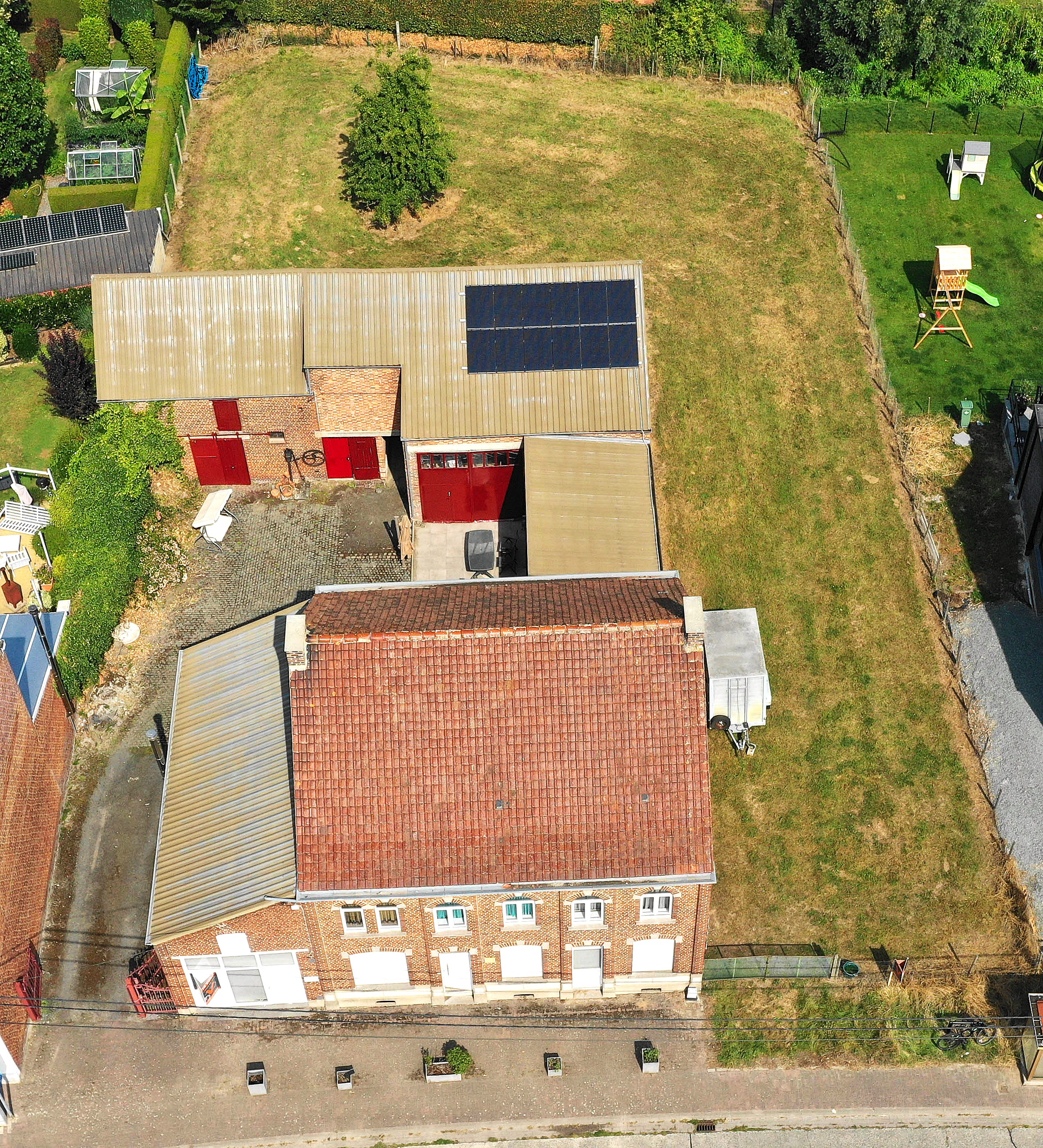 Prachtig dorpswoning / hoeve op 1246m² met stallingen en aanpalend bouwgrond. - foto 2