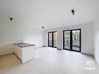 <p>Ontdek dit tweeslaapkamerappartement gelegen in het project Mench, een nieuw residentieel geheel dat hedendaagse architectuur combineert met een groene omgeving. Georganiseerd rond een ruime gemeenschappelijke tuin, biedt het een rustige leefomgeving in het hart van de stad.</p>
<p>Het appartement beschikt over een ruime, lichtrijke woonkamer met een open, volledig uitgeruste keuken, wat zorgt voor een gezellige leefruimte. De twee slaapkamers bieden comfortabele oppervlaktes, ideaal voor een gezin, een koppel of co-living. Een privatief terras verlengt op aangename wijze de binnenruimte.</p>
<p>In de onmiddellijke nabijheid van openbaar vervoer, winkels en hoofdwegen vormt dit pand een ideale opportuniteit die comfort en praktisch gemak combineert.</p>
<p>De technische uitrusting garandeert optimaal comfort: uitstekende energieprestatie met een EPC A, warmtepomp, zonnepanelen, ventilatiesysteem met dubbele flux, vloerverwarming, kwaliteitsvolle materialen en verzorgde afwerkingen. Lage provisies. Onmiddellijk beschikbaar. Mogelijkheid om een parkeerplaats te huren tegen meerprijs (met of zonder laadpaal). Oppervlaktes worden ter indicatie opgegeven.<br /><br /></p>
<p><span>Indeling </span>:</p>
<ul>
<li>Inkomhal</li>
<li>Slaapkamer 1</li>
<li>Slaapkamer 2</li>
<li>Toilet</li>
<li>Doucheruimte</li>
<li>Wasruimte</li>
<li>Woonkamer met volledig ingerichte open keuken</li>
<li>Terras</li>
</ul>
<p><br /><br /></p>