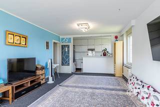 <p><span>Bosuil 27 (4e verd.) - Deurne</span></p><p><span> </span></p><p><span>Instapklaar appartement (104 m²) met 3 slaapkamers, autostaanplaats en terras (10 m²) in Deurne.</span></p><p><span> </span></p><p><span>Aan de voet van het Bosuilplein bevindt zich dit goed onderhouden gebouw. De speeltuin, fitnessapparatuur en zitbanken maken dat je hier met het hele gezin gezellig kan vertoeven. Reken daar nog de winkels, scholen en openbare vervoersmogelijkheden bij en je kan zeker zijn dat je hier goed zit! </span></p><p><span> </span></p><p><span>Het gebouw is uitstekend onderhouden en verkeert in goede staat. Het dak is conform geïsoleerd en er zijn 2 liften aanwezig, die je vlot naar je verdieping brengen. De verwarming is gemeenschappelijk op gas. In het appartement, dat gelegen is op de vierde verdieping, beschikken de ramen deels over dubbele beglazing in hout en deels in aluminium. Niet te vergeten is dat het gebouw over een fietsenstalling beschikt.</span></p><p><span> </span></p><p><span>Je komt binnen in de hal met 2 ruime, ingemaakte kasten, die het gebrek aan een berging meer dan compenseren. De 3 slaapkamers bevinden zich naast elkaar, kijken uit op het terras en zijn respectievelijk 14 m², 8 m² en 13 m² groot. De praktisch ingerichte badkamer (5 m²) is voorzien van een douchecabine en lavabomeubel en ook is er hier ruimte om een wasmachine te plaatsen. De wc is apart. Aan de andere zijde van het appartement situeert zich de woonkamer met open keuken, goed voor een totale oppervlakte van zo’n 38 m². Dankzij de grote raampartijen geniet je hier van veel natuurlijk licht. Vanuit de woonkamer heb je toegang tot het oost-georiënteerde terras (10 m²). Een deel van het meubilair is in de verkoop inbegrepen. </span></p><p><span> </span></p><p><span>Tot slot beschik je nog over een privatieve kelderberging en is de ondergrondse autostaanplaats verplicht mee aan te kopen aan €20.000. Bruikbare vloeropp. 104 m² ref.: bruto vloeropp. EPC-certificaat. Voor meer info of een gratis schatting surf naar </span><span><span>www.hansimmo.be</span></span></p><p><span> </span></p>