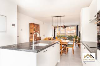 Dit gelijkvloers appartement is onderdeel van een recent complex, op een sympathieke plek in het centrum van Elversele. Bouwjaar 2022. Via je...