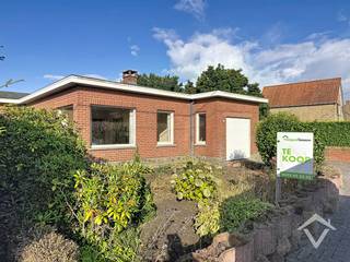 Deze woning is gelegen op een grondoppervlakte van 610 m² en bestaat uit: ruime oprit - inkomhal - grote living - keuken - kelder - garage - nachthal - toilet - 3 slaapkamers - badkamer - zolder - terras - tuin - diverse opbergruimten. <br /><br />Deze woning is gelegen op een rustige ligging nabij het centrum van Koekelare.