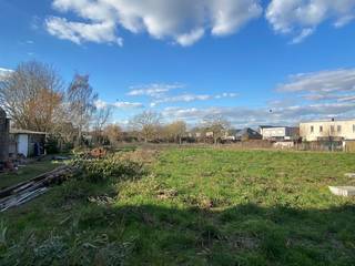 Te koop, ruim perceel bouwgrond voor open bebouwing met veel privacy op een heel rustige ligging te Merelbeke!<br /><br />Op een<strong> ZEER RUSTIGE LOCATIE </strong>bevindt zich dit <strong>KNAP PERCEEL </strong>bouwgrond voor het bouwen van een <strong>OPEN BEBOUWING</strong>.<br />Gelegen nabij een kleuter en basisschool, openbaar vervoer en op 2km van centrum Merelbeke.<br />De grond is te bereiken via een <strong>PRIVATIEVE OPRIJLAAN </strong>die uitreikt tot achter de bestaande omliggende woningen waardoor u geniet van <strong>VEEL PRIVACY</strong>.<br />Het perceel beschikt over een <strong>TOTALE OPPERVLAKTE VAN 1686 M² </strong>en is geschikt voor <strong>ÉÉN GELIJKVLOERSE BOUWLAAG ONDER EEN PLAT OF HELLEND DAK</strong>.<br />Extra informatie: perceelbreedte van 35 meter, perceeldiepte van 93 meter en een maximum kroonlijsthoogte van 4 meter.<br /><br />Bent u benieuwd naar dit perceel bouwgrond? Bel ons dan snel voor meer informatie!<br /><br /><br />Adres: Cliviastraat 5A te Merelbeke<br /><br />Wg, Vv, Gvkr. P-score: A.