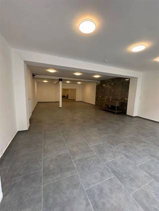Op zoek naar een commerciële ruimte op een goed bereikbare locatie in Ninove? Dit handelspand beschikt over een ruime handelsoppervlakte van circa 170 m² en biedt tal van mogelijkheden voor retail, dienstverlening, horeca of andere commerciële activiteiten.Dankzij de ligging geniet het pand van een goede visibiliteit en bevindt het zich op korte afstand van winkels, horeca, openbaar vervoer en diverse andere voorzieningen.Een belangrijk bijkomend voordeel is het uitstekende EPC-label A.Voor wie horeca wenst uit te baten, is er bovendien reeds een vergunning aanwezig.Een veelzijdig handelspand met een ruime oppervlakte, een centrale ligging en verschillende commerciële mogelijkheden.