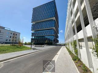 Westwing Tower werd ontworpen door het toonaangevende architectenbureau B2Ai en is BREAAM-excellent gecertificeerd !<br /><br /><u><strong>INDELING:</strong></u><br /><strong>Gelijkvloers: </strong>Gemeenschappelijke inkomhal met trap/lift en lounge.<br /><strong>Derde verdieping:</strong> Open kantoorruimte reeds voorzien om wanden in te plaatsen: boven het vals plafond zijn de akoestische onderbrekingen reeds voorzien, u kan de ruimten scheiden naar eigen smaak (glas, valse wanden,...) - nutsvoorzieningen voor plaatsing keuken/kitchenette - voorziening voor serverlokaal - sanitair (dames en heren).<br /><br /><u><strong>AFWERKING: </strong></u><br />Schilderklaar - kantoorvloer waarop u tapijttegels kan plaatsen naar eigen smaak - verstevigingen voorzien voor plaatsing valse wanden - vloerdozen.<br /><br /><u><strong>NUTSVOORZIENINGEN:</strong></u> <br />Elektriciteit, stadswater, riolering, AIRCO (warme en koude lucht).<br /><br /><u><strong>TROEVEN:</strong></u><br />- Het aanbod aan diensten en faciliteiten is – naast het ruime parkeeraanbod - ongetwijfeld een van de grootste troeven van het park. Zo werd er 4-sterren Mercure business hotel geopend met alle mogelijke voorzieningen, zoals een restaurant, opleidings- en vergaderzalen, conferentieruimtes, een fitness en zelfs een auditorium. Daarnaast vallen ook de talrijke hotspots in de directe omgeving van het park duidelijk in de smaak van de residenten. Het zijn dan ook stuk voor stuk extra’s die het leven van de residenten makkelijker maken.<br />- Op vandaag telt Westwing Park meer dan 50 bedrijven die samen 1.000 medewerkers tewerkstellen. Deze ondernemingen zijn zowel lokale KMO’s als nationale en internationale bedrijven die de voordelen van onze regio, strategische ligging en vlotte bereikbaarheid dagelijks ondervinden.<br /><br /><u><strong>LIGGING:</strong></u><br />De redenen achter de populariteit van Westwing Park hoeven we niet ver te zoeken.<br />Het park bevindt zich namelijk op een vlot bereikbare ligging, centraal in de provincie op de as Kortrijk-Brugge E403-A17.<br />Westwing Park geniet van een perfecte ontsluiting voor wagen, fiets en bus.<br /><br /><u>* Bijzonderheden:</u><br />- Huurprijs excl. btw, grondlasten en gemene kosten, 2 ondergrondse parkeerplaatsen mét laadpalen (€ 190/m) en 4 bovengrondse op de parkeertoren (€ 280/m) bij te huren. <br />- Deze kantoorruimte is ook TE KOOP.<br />- Het BREEAM Excellent-certificaat garandeert bovendien dat dit gebouw voldoet aan de hoogste normen in kantoorvastgoed.<br />- Westwing Tower is 57m hoog, telt 13 verdiepingen, 109 ondergrondse en 384 bovengrondse parkeerplaatsen en bestaat uit 14.500m² kantoorruimte.<br />- Onze referentie: <strong>Q0790 </strong>op <strong>www.centro.be </strong>of contacteer ons via <strong>050/70.01.02</strong> voor meer inlichtingen.<br /><br /><strong>CENTRO | BEDRIJFSVASTGOED </strong>is reeds 25 jaar <u>gespecialiseerd in de bemiddeling van commercieel- en bedrijfsvastgoed in West- en Oost-Vlaanderen.</u><br /><strong>Wilt u ook weten hoeveel uw bedrijfsgebouw waard is?</strong><br />Contacteer ons vrijblijvend voor een marktconforme waardebepaling van uw pand.