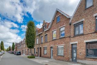 Assebroek, <u><strong>RUIME LICHTRIJKE INSTAPKLARE WONING met GROTE TUIN met UITWEG en oprit ,</strong></u> <strong><u>mogelijkheid garage te bouwen van zeker 30m²,</u></strong><br /><u><strong>3 SLAAPKAMERS, Badkamer en douchekamer. </strong></u>Supergoede ligging,vlakbij scholen, winkels, bushalte<br />Omvat: inkomhal met nieuw toilet , <u>living van 40m²</u>, ingerichte nette keuken ( oven, gasfornuis ,vaatwas,veel kasten),<u> eetkeuken van 17m²</u> met zicht op zuidoost gerichte tuin met terras, ook op het gelijkvloers, badkamer met ligbad, plaats voor wasmachine en droogkast.<br />1 é Verd: douche kamer met toilet, 2 mooie slaapkamers, overloop naar dakverdieping, waar terug ruime overloop en grote slaapkamer.<br /><br />PVC-ramen met hoogrendementsglas, centrale verwarming op aardgas.<br />Tot in de puntjes verzorgd , JUIST VERHUIZEN !<br /><br />