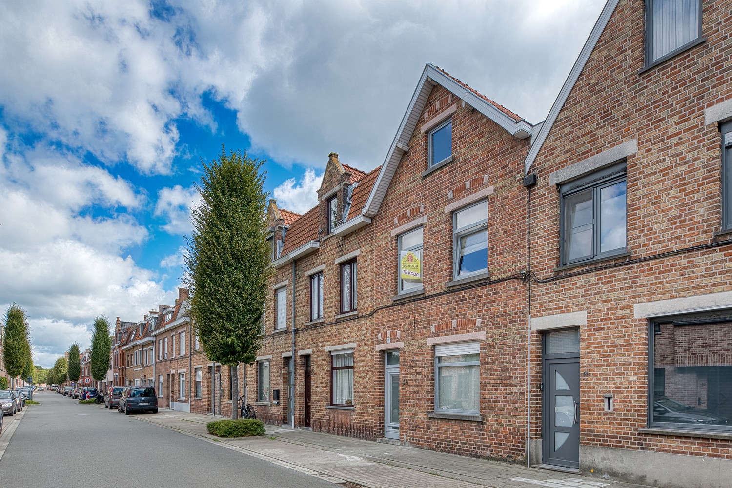 Assebroek, RUIME LICHTRIJKE INSTAPKLARE WONING met GROTE TUIN met UITWEG+ OPRIT , mogelijkheid garage te bouwen,3 SLAAPKAMERS, Badkamer en douchekamer. - foto 1