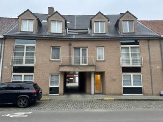Gezellig en goed onderhouden 1-slaapkamer appartement, centraal gelegen in Ruddervoorde.Indeling: inkomhal, leefruimte met half-open keuken en...