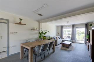 <p>Op een rustige en centrale ligging, vlak bij de Nederlandse grens, woon je hier op wandelafstand van een basisschool, het treinstation, bushalte en winkels. Een ideale locatie voor wie rustig wil wonen met alle dagelijkse voorzieningen binnen handbereik. Dit volledig gerenoveerde appartement (2023) op de eerste verdieping combineert hedendaags comfort met een praktische indeling. Dankzij het EPC B is er geen renovatieverplichting, waardoor je zorgeloos kunt verhuizen.</p><p>Je komt binnen in de ruime en lichtrijke leefruimte met schuifpui naar het zonnige terras van ca. 12 m². De moderne, volledig uitgeruste keuken biedt alle comfort voor kookliefhebbers. Verder beschikt het appartement over een nachthal, een stijlvolle badkamer met ligbad, dubbel lavabomeubel en aansluitingen voor wasmachine en droogkast, een apart toilet en 2 volwaardige slaapkamers van elk ca. 13,5 m².</p><p>Ook buiten is het genieten. Je parkeert je wagen voor de deur of onder de carport, met aansluitend een praktische tuinberging. De absolute blikvanger is de gezellige privatieve tuin van ca. 35 m², gelegen achter de tuinberging, waar je in alle rust geniet van een prachtig uitzicht over de achterliggende landerijen. Bovendien is er een grondwaterput aanwezig.</p><p>Nieuwsgierig geworden? Maak dan snel een afspraak voor een persoonlijke rondleiding en ontdek zelf de troeven van dit instapklare appartement.</p><p>📞 Bel 0486 63 14 65 voor een bezichtiging.</p>