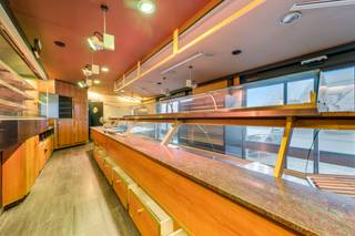 Dit handelspand is gelegen op een uitstekende locatie in Sint-Gillis, vlakbij verschillende wijken waar veel mensen dicht bij elkaar wonen. Het...