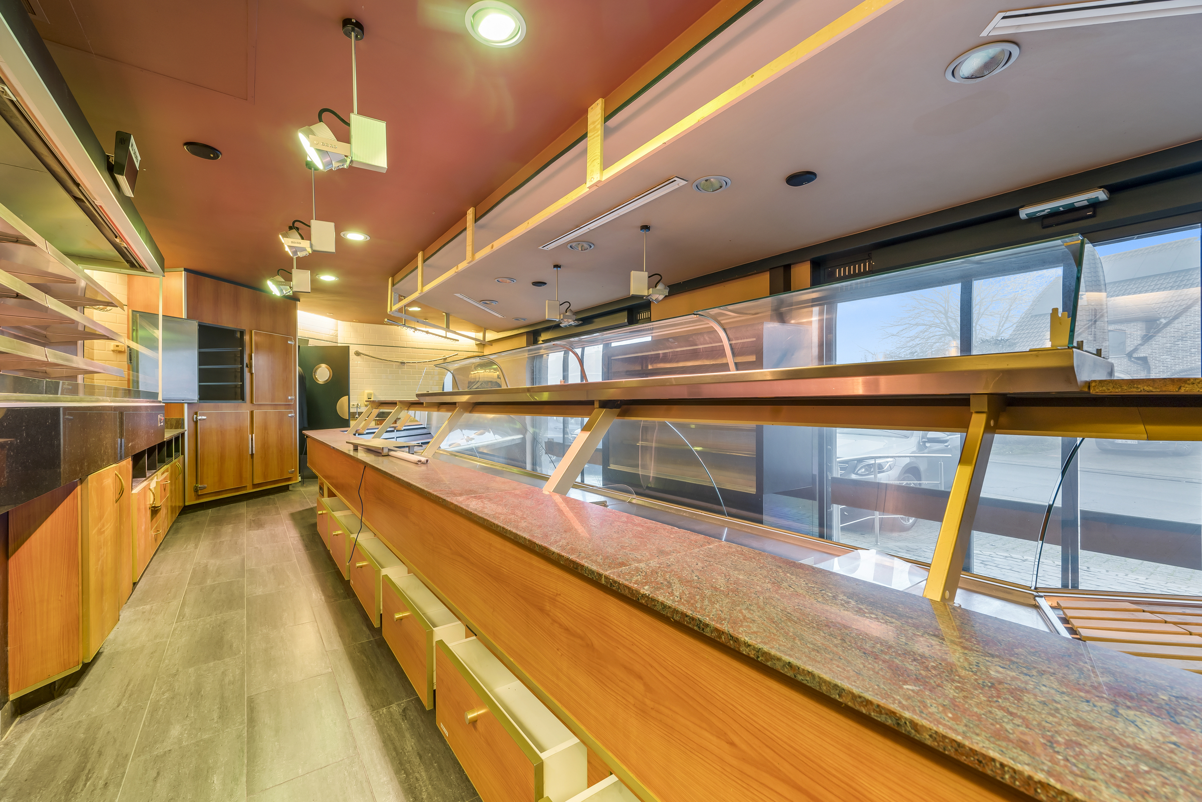 Handelspand met veel ruimte op toplocatie in Sint-Gillis - foto 2