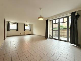 Paln uw bezoek via www.polares.eu!Gelegen op de gelijkvloerse verdieping van deze residentie, kan je dit appartement met twee slaapkamers...