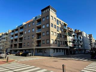 Overdekte autostaanplaats, gelegen in het centrum van Knokke.<br />Afmetingen: 2,20m (breedte) x 5,06m (lengte) x 2,30m (hoogte).<br /><br />Vrij vanaf 15 maart 2025.