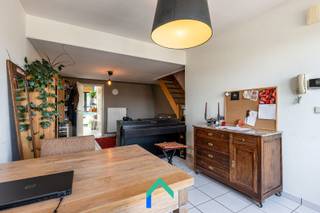 Indeling<br />Op de 2e verdieping van een kleinschalige residentie vinden we dit gezellig appartement met 1 slaapkamer terug. De leefruimte is zeer lichtrijk en geeft toegang tot het ruimte terras (ochtendzon). Vanuit de leefruimte kan men naar de geïnstalleerde keuken en badkamer met douche, lavabo en wc. In de badkamer is ook een aansluiting voorzien voor het plaatsen van een wasmachine. In de leefruimte is er een trap naar de bovenste verdieping waar we de charmante slaapkamer terugvinden. Tot slot is er ook nog een privé parkeerplaats inbegrepen aan de achterkant van het gebouw. <br /><br />Ligging<br />Dankzij een uitstekende ligging heeft het appartement een prima bereikbaarheid. E17, R4 en E40 zijn te bereiken op +/- 5' rijden. Rechtover het gebouw is er een publieke parking en ook de bushalte licht vlakbij. Tot slot licht het treinstation van Melle op slechts 3 minuten wandelen. <br /><br />Varia<br />Dit gebouw wordt beheerd door de bewoners waardoor de gemeenschappelijke kosten zeer laag zijn. Dankzij de conforme elektriciteit (nog geldig tot 2042) en het energielabel B zijn er geen investeringen op korte termijn noodzakelijk. Er is geen lift aanwezig in het gebouw. <br /><br />Troeven<br />* Uitstekende bereikbaarheid<br />* Ruim terras<br />* Beperkte gemeenschappelijke kosten<br />* Privé parkeerplaats inbegrepen<br /><br />Contacteer Tim voor een vrijblijvend bezoek of voor bijkomende vragen.<br /><br />📞 0487 40 21 28<br />📧 tim@gentill.be