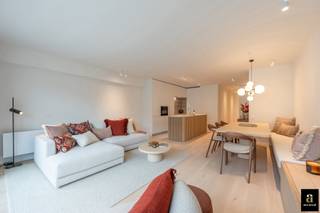 Appartement entièrement rénové avec 3 chambres spacieuses (adaptées pour des lits doubles et armoires encastrées), chacune disposant de sa salle...